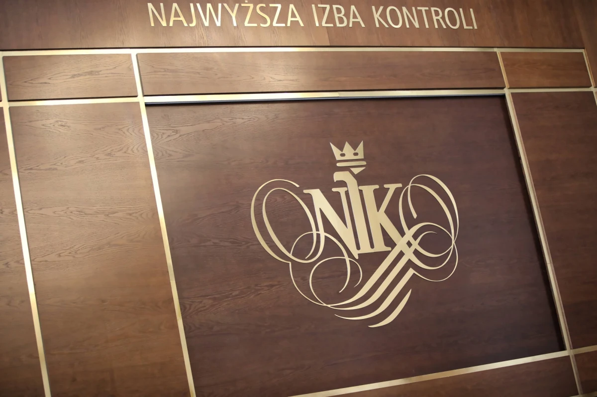 Agenci CBA pojawili się w środę w siedzibie Najwyższej Izby Kontroli z nakazem przeszukania m.in. gabinetu prezesa NIK Mariana Banasia. Wszystko na polecenie Prokuratury Regionalnej w Białymstoku, która prowadzi śledztwo dot. oświadczeń majątkowych szefa Izby. Początkowo agenci CBA nie zostali wpuszczeni do biura Banasia. "Prezes NIK uznał, że nie zostały spełnione konstytucyjne przesłanki. Prezes nadal objęty jest immunitetem, a poza tym pamiętajmy, że w gabinecie prezesa mogą być różnego rodzaju dokumenty objęte różnego rodzaju klauzulami" - wyjaśniał w rozmowie z RMF FM rzecznik Izby Zbigniew Matwiej. Przed godziną 16:00 do siedziby Najwyższej Izby Kontroli dotarł jej prezes Marian Banaś. Po 17:00 jego rzecznik poinformował, że agenci CBA weszli jednak do gabinetu prezesa. Przeszukania trwały blisko cztery godziny.