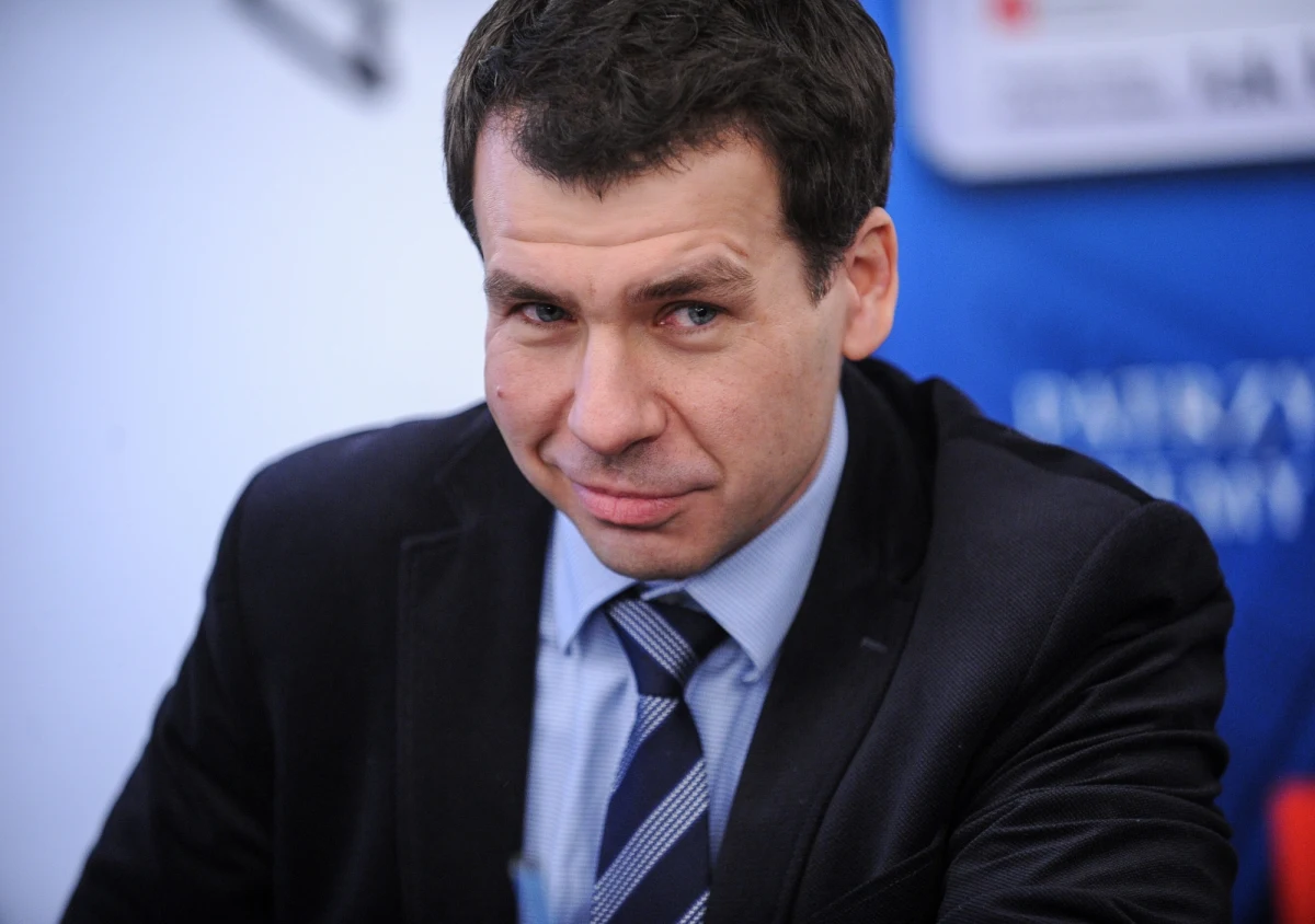 Zmiana na stanowisku szefa Centralnego Biura Antykorupcyjnego. Ernesta Bejdę - najbardziej zaufanego współpracownika nadzorującego służby szefa MSWiA Mariusza Kamińskiego - zastępuje płk Andrzej Stróżny, blisko związany z otoczeniem ministra sprawiedliwości Zbigniewa Ziobry. Jak poinformował po południu rzecznik rządu Piotr Müller, premier powołał płka Stróżnego - szefa delegatury Agencji Bezpieczeństwa Wewnętrznego w Katowicach - na pełniącego obowiązki szefa CBA.