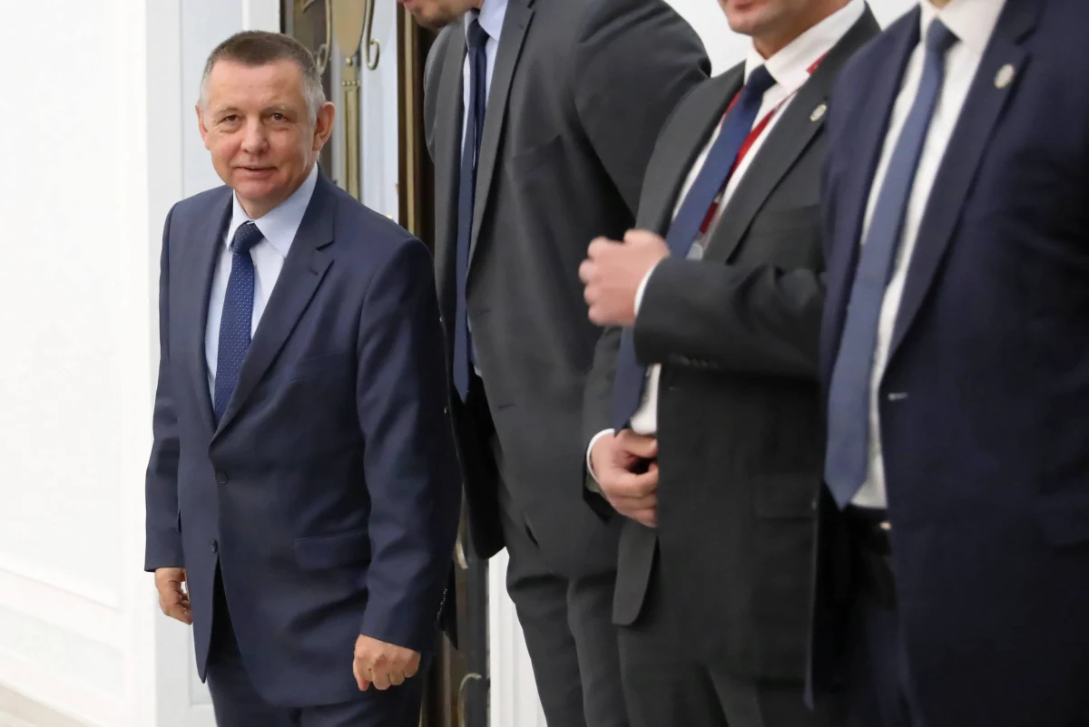 Ostry w tonie list do marszałek Sejmu Elżbiety Witek wysłał prezes Najwyższej Izby Kontroli Marian Banaś - dowiedzieli się reporterzy RMF FM. Chodzi o działania CBA, które przeszukało dzisiaj mieszkania Mariana Banasia i jego rodziny, a po południu weszło z nakazem przeszukania do gabinetu szefa NIK. "Takie działanie organów ścigania jest bez precedensu, bowiem oznacza możliwość naruszenia niezależności konstytucyjnego, naczelnego organu kontroli państwowej" - podkreśla w piśmie Banaś.