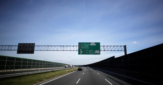 O dwa złote więcej na każdym z odcinków zapłacą kierowcy korzystający z wielkopolskiego odcinka autostrady A2. Stawki za przejazd między Nowym Tomyślem a Koninem wzrosną od przyszłego miesiąca dla wszystkich typów pojazdów. Razem z podwyżką, zarząd A2 zapowiada też wprowadzenie m.in. elektronicznego systemu poboru opłat. 