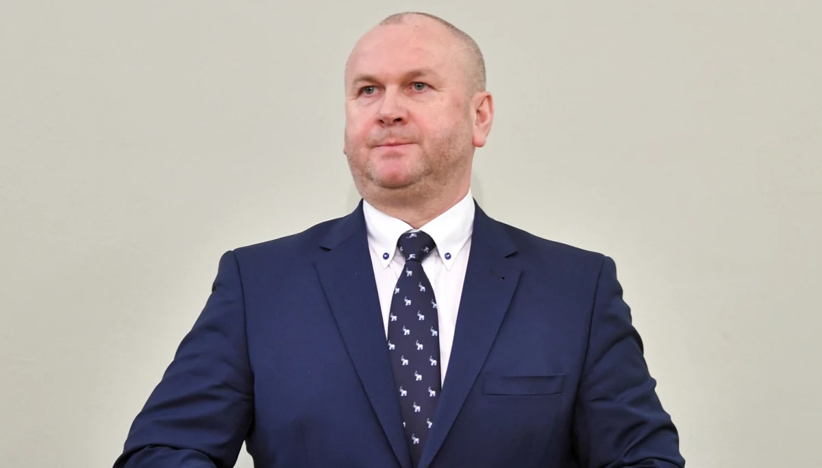 Ostre spięcia między Najwyższą Izbą Kontroli a prokuraturą i CBA to odwracanie uwagi od politycznej wojny, toczącej się o nadzór nad służbami specjalnymi - uważa były szef Centralnego Biura Antykorupcyjnego Paweł Wojtunik. Mówi też, że obecnie obserwujemy utratę wpływów nadzorującego służby Mariusza Kamińskiego i zdobywanie ich przez Zbigniewa Ziobrę. 