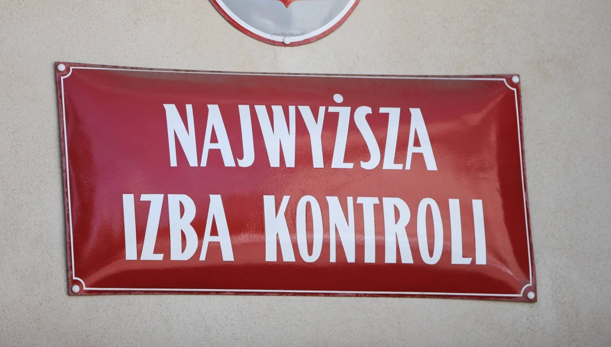 ​"Najwyższa Izba Kontroli stanowczo protestuje przeciwko łamaniu prawa i naruszaniu niezależności konstytucyjnego naczelnego organu kontroli państwowej" - pisze NIK w komunikacie prasowym. Po południu agenci CBA pojawili się w Izbie z nakazem przeszukania gabinetu prezesa Mariana Banasia.