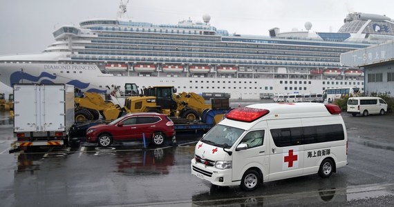 Kolejni pasażerowie opuścili pokład wycieczkowca Diamond Princess stojącego w porcie w japońskiej Jokohamie. Dzisiaj na ląd zeszło około 500 osób. Wcześniej zakończyła się 14-dniowa kwarantanna w związku z epidemią koronawirusa. 