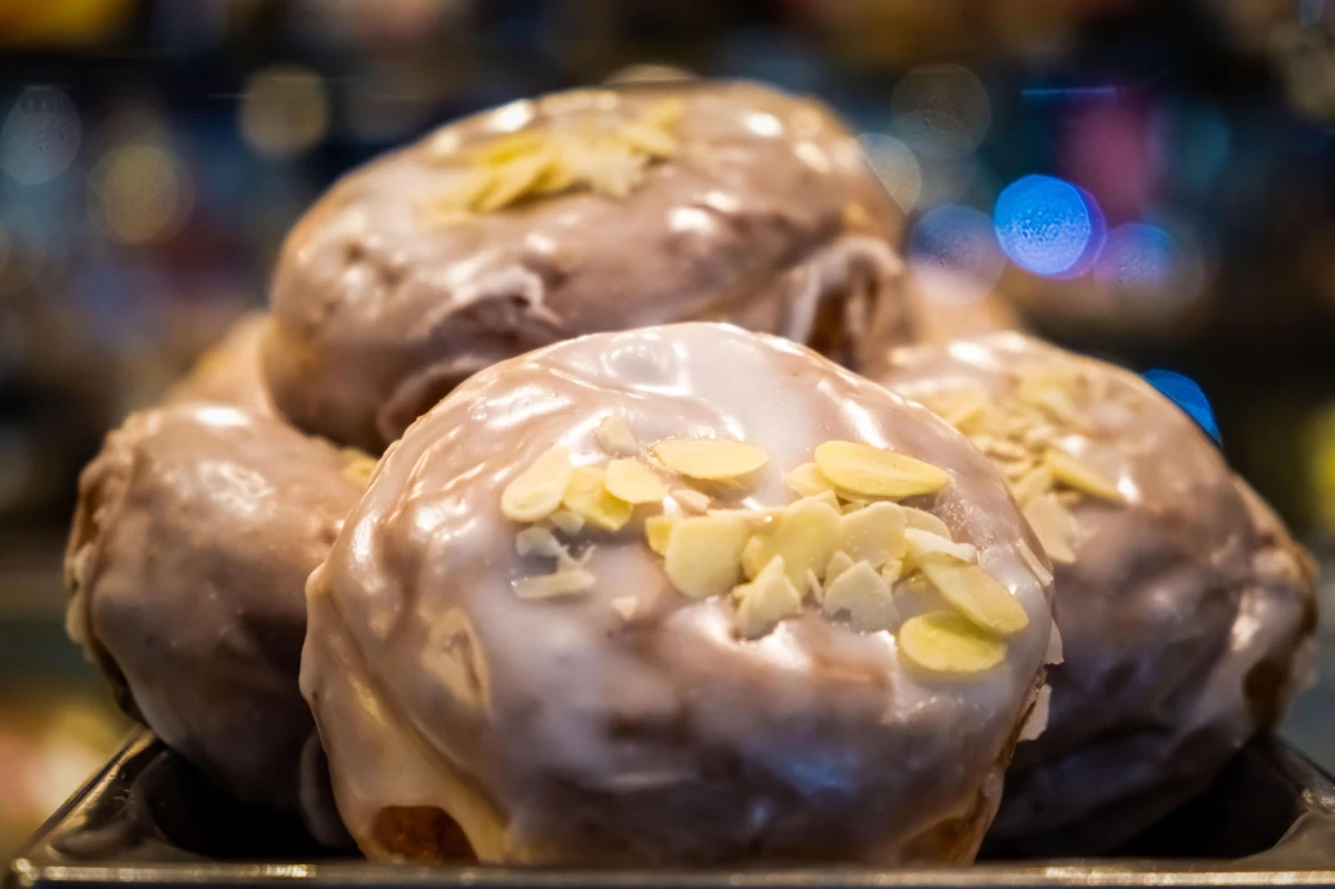 W tłusty czwartek Polacy zjedzą ok. 7 tys. ton pączków - wynika z wyliczeń Banku BNP Paribas. Do przygotowania ciasta drożdżowego w piekarniach, cukierniach i domach zostanie zużyte łącznie ok. 2,5 tysiąca ton mąki pszennej, 500 ton cukru, 500 ton masła, 1,3 mln litrów mleka oraz około 25 mln sztuk jaj.