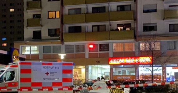 11 osób nie żyje po ataku zamachowca w niemieckim Hanau. Zabici to 10 ofiar sprawcy ataku i sam zamachowiec. Kilka kolejnych osób jest rannych. Do ataków doszło w środę późnym wieczorem w dwóch barach z shishą. Jak podaje policja - nie ma przesłanek, żeby sądzić, że w zamach były zaangażowane inne osoby.