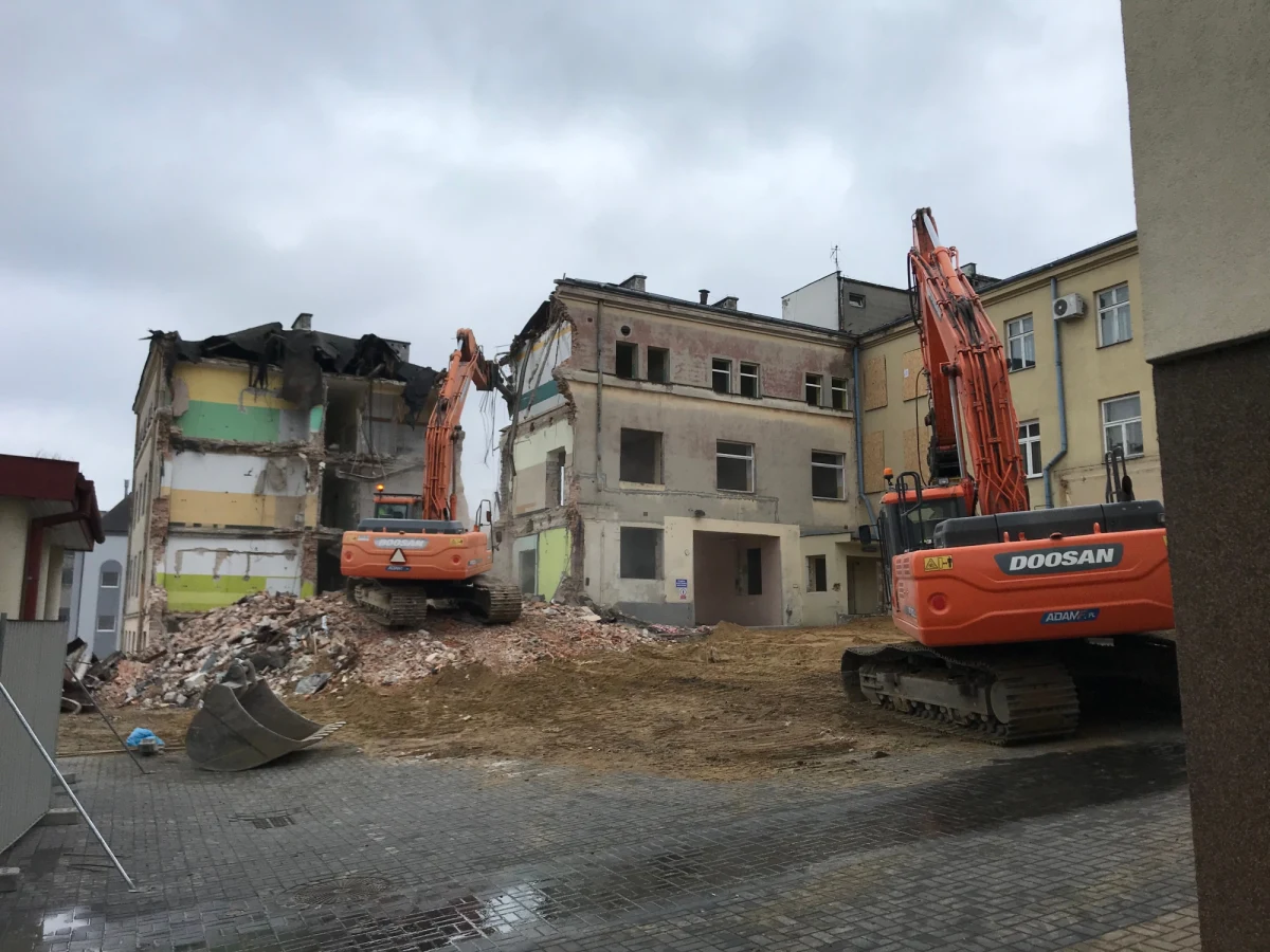 W centrum Lublina - w rejonie ulicy Staszica - na wysokości Szpitala klinicznego nr 1 w czwartek rozpoczęły się prace rozbiórkowe dawnego głównego budynku placówki. 