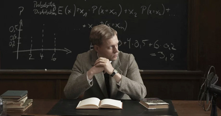 Opublikowano pierwszy, międzynarodowy trailer filmu "Geniusze" (Adventures of a Mathematician) - o życiu Stanisława Ulama - polskiego matematyka, współtwórcy bomby wodorowej. Obraz zostanie pokazany podczas Międzynarodowego Festiwalu Filmowego, który 20 lutego rozpoczyna się w Berlinie.