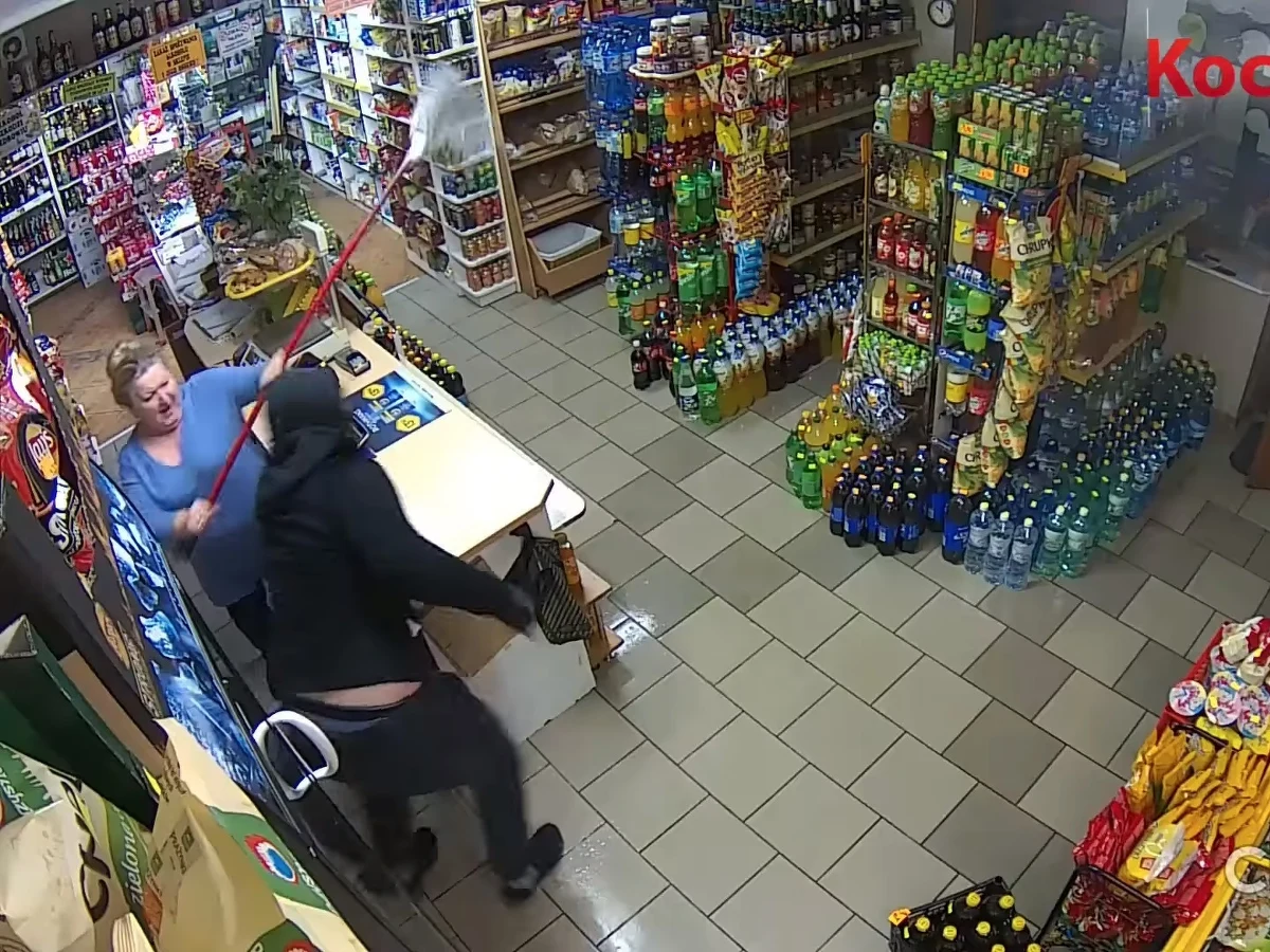 Uzbrojony mężczyzna próbował okraść sklep w Pinczynie w województwie pomorskim. Złodziej nie spodziewał się jednak, że spotka się z takim oporem właścicielki firmy, pani Zosi. Kobieta nie zważając na konsekwencje rzuciła się z mopem na przestępcę i go przegoniła. Próbę napadu uwieczniły kamery monitoringu.
