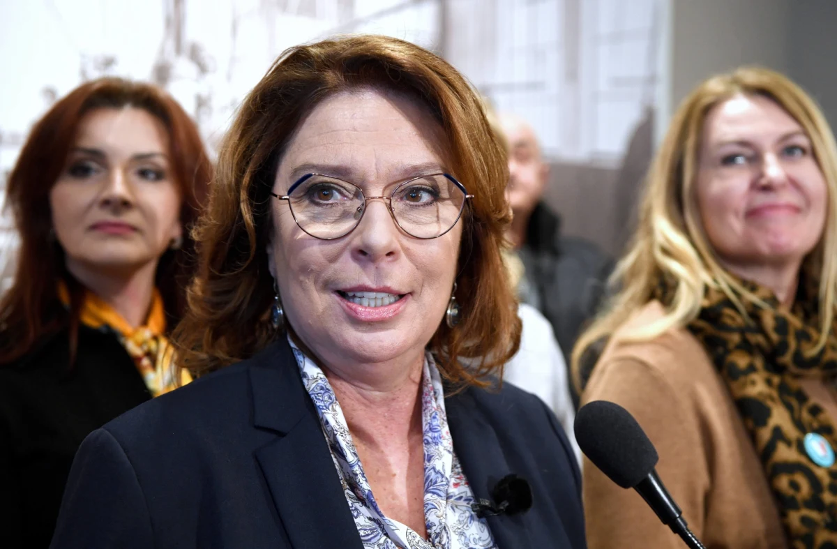 "To walka w rodzinie politycznej, kompromitująca Polskę i instytucje, pokazująca, że jesteśmy chorym społeczeństwem, skoro do tego dopuszczamy" - mówiła wicemarszałek Sejmu, kandydatka PO na prezydenta Małgorzata Kidawa-Błońska, odnosząc się do działań CBA w sprawie szefa NIK Mariana Banasia.
