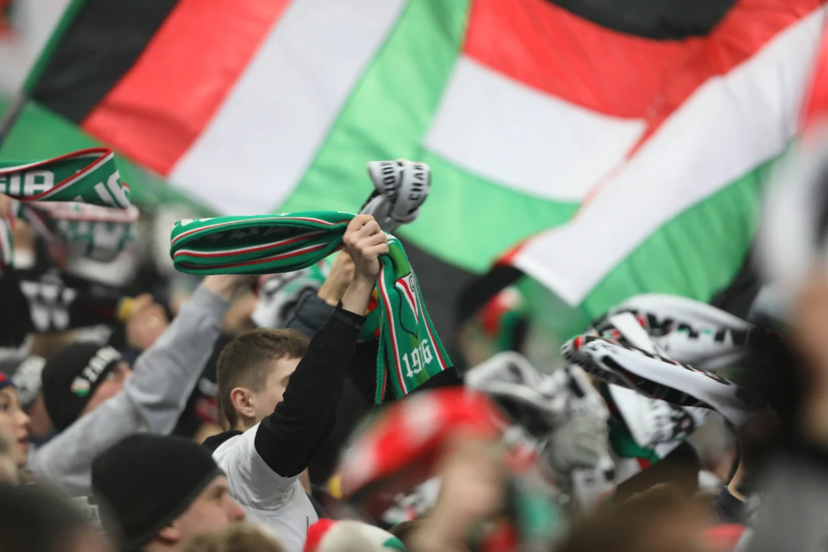 Legia Warszawa w sobotę zagra z Jagiellonią Białystok. To jeden z najbardziej interesujących meczów nadchodzącej kolejki piłkarskiej Ekstraklasy. Warszawianie są na dobrej drodze do odzyskania mistrzowskiego trofeum, ale wciąż muszą oglądać się za siebie. Jagiellonia natomiast walczy o awans do górnej ósemki ligi. Mamy dla Was bilety na ten mecz!