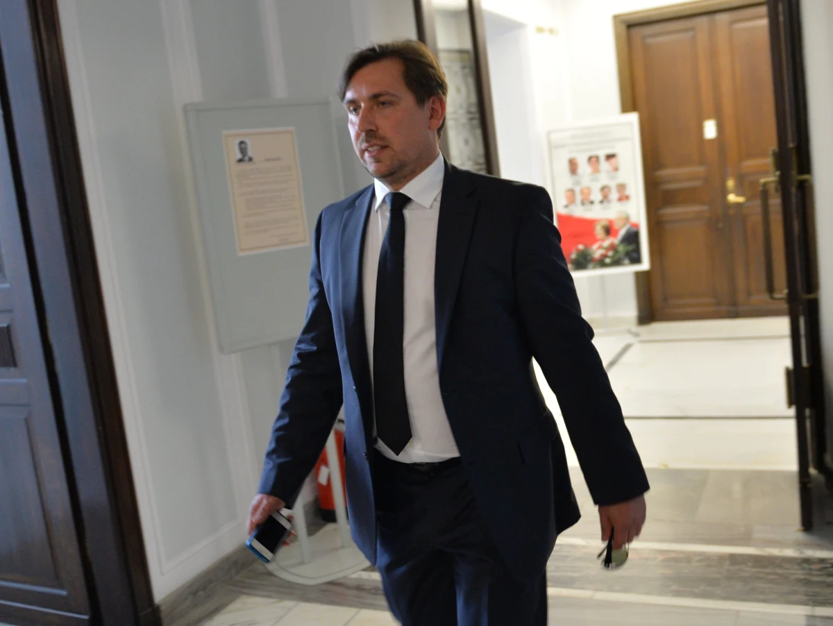 Jest tymczasowy areszt dla Tomasza Kaczmarka, byłego agenta Centralnego Biura Antykorupcyjnego i byłego posła PiS. Decyzją białostockiego sądu Kaczmarek - który jest podejrzany w śledztwie dot. nieprawidłowości w stowarzyszeniu Centrum Wsparcia Społecznego Helper i ma m.in. zarzuty prania brudnych pieniędzy - najbliższe trzy miesiące ma spędzić za kratkami. Po aresztowaniu byłego agenta jego żona Katarzyna Kaczmarek zapowiedziała w emocjonalnym wystąpieniu ujawnienie nagrań dot. nieprawidłowości w Centralnym Biurze Antykorupcyjnym.