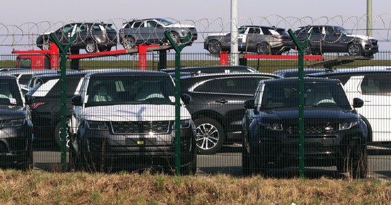 Fabryki Jaguara i Land Rovera w Wielkiej Brytanii sprowadzają części z Chin drogą lotniczą w walizkach. Dosłownie. To z powodu utrudnień, jakie spowodował w cyklu produkcyjnym wybuch epidemii koronawirusa. Dyrekcja brytyjskich fabryk zapewnia, że to jedyny sposób, by zapobiec przerwaniu produkcji z końcem tego miesiąca.  