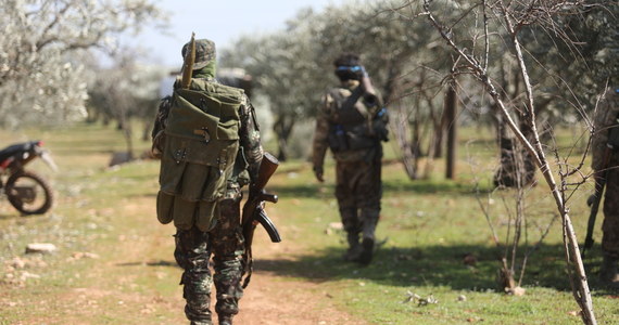 Ministerstwo obrony Turcji poinformowało, że dwóch tureckich żołnierzy zginęło w ataku powietrznym wojsk syryjskich w prowincji Idlib w północno-zachodniej Syrii. Według resortu w odwecie zabitych zostało ponad 50 żołnierzy syryjskiej armii rządowej. 