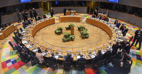 Około godz. 20 na nadzwyczajnym szczycie UE w Brukseli zakończyła się pierwsza sesja rozmów, podczas której każdy z przywódców przedstawił swoje stanowisko w sprawie unijnego budżetu na lata 2021-2027. Rozpoczęły się spotkania bilateralne między przywódcami. 