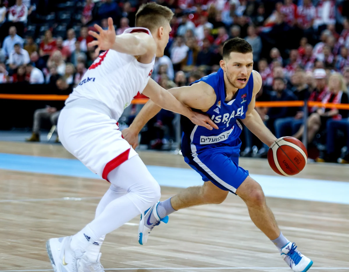 Reprezentacja Polski koszykarzy przegrała w Gliwicach z Izraelem 71:75 w swoim pierwszym meczu eliminacji mistrzostw Europy 2021. Kolejne spotkanie biało-czerwoni rozegrają w niedzielę z mistrzem świata Hiszpanią w Saragossie.