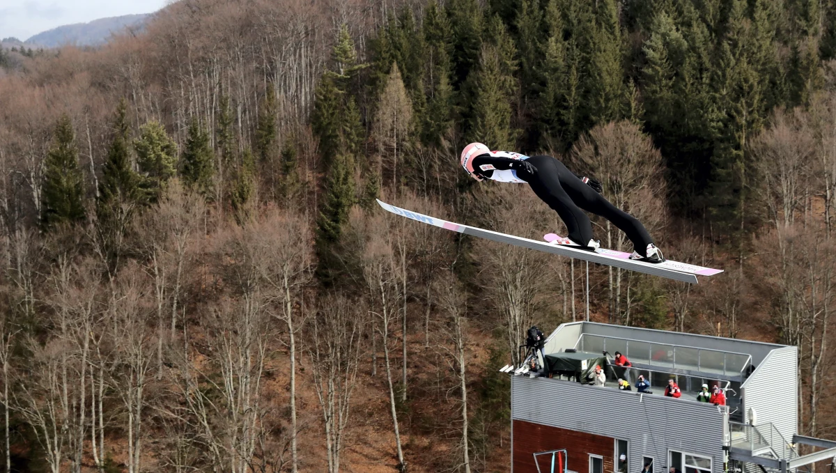 Konkursy Pucharu Świata w rumuńskim Rasnovie będą szczególnie ważne dla Dawida Kubackiego. Polski skoczek narciarski ma dużą szansę na awans na trzecie miejsce w klasyfikacji generalnej. Piątkowe zawody rozpoczną się o 14 i weźmie w nich udział sześciu biało-czerwonych.