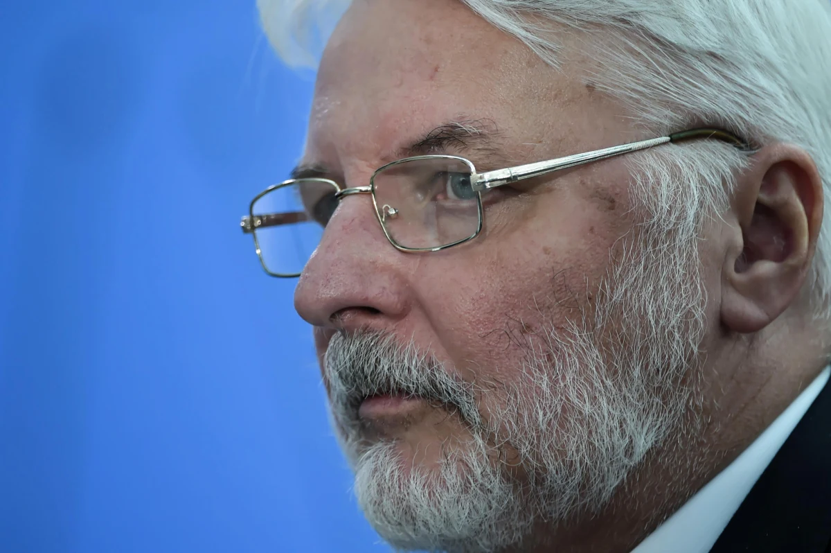 Do Smoleńska z okazji 10. rocznicy katastrofy nie powinien lecieć nikt z najwyższych władz - ocenił na łamach "Polska Times" były minister spraw zagranicznych, europoseł PiS Witold Waszczykowski. Jego zdaniem w Smoleńsku prezydent i premier mogliby paść ofiarą prowokacji.
