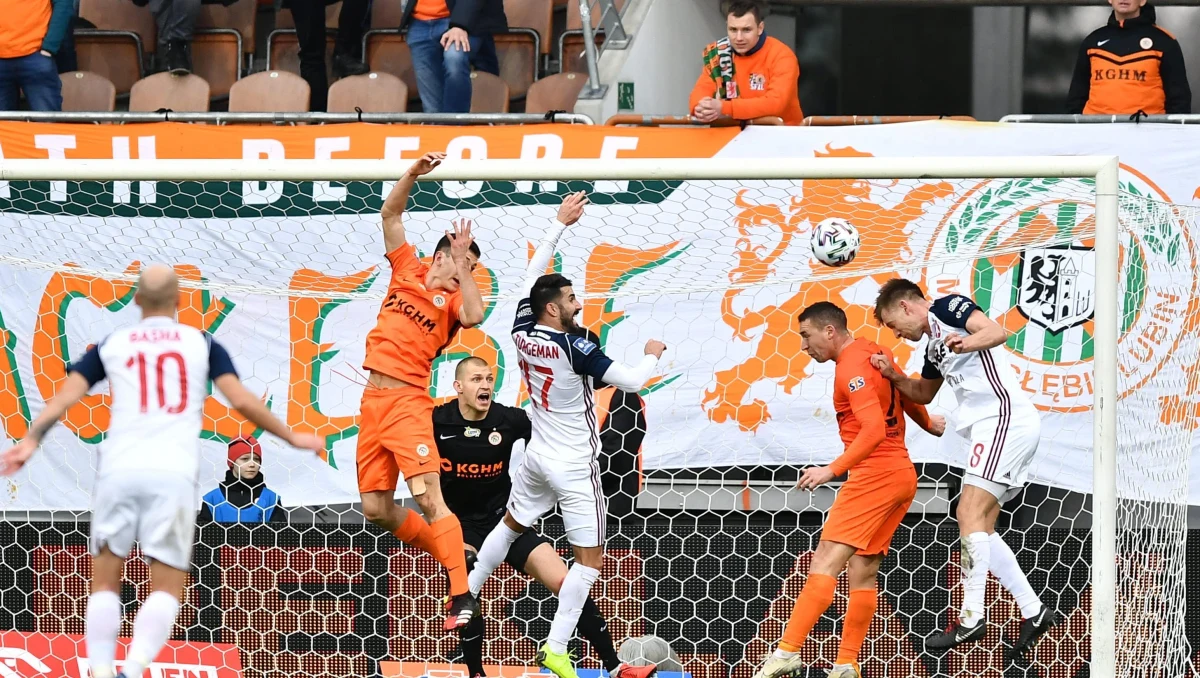 Przed nami mecze 23. kolejki Ekstraklasy. Pierwszym pojedynkiem będzie starcie zamykającego tabelę ŁKS-u z Pogonią Szczecin. W sobotę o punkty powalczą drużyny z dwóch czołowych miejsc. Legia zagra u siebie z Jagiellonią Białystok, a Cracovia zmierzy się na wyjeździe z Piastem Gliwice. 