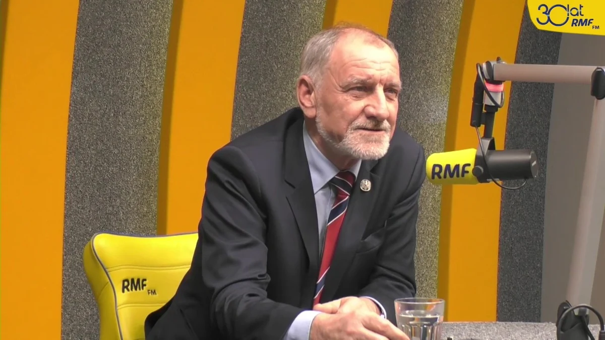 „Mam bardzo mało czasu, żeby porozmawiać z synem. Jak się spotykamy, to rozmawiamy na ogół o tym, co się dzieje w kręgu znajomych, rodziny, o życiu społecznym Krakowa. Nie politykujemy” – stwierdził prof. Jan Duda w Porannej rozmowie w RMF FM, opowiadając o czym rozmawia ze swoim synem - urzędującym prezydentem - podczas trwającej kampanii prezydenckiej. „Mamy całkowitą autonomię. Ani ja nie czuję się upoważniony, żeby w jakikolwiek sposób wpływać, a nawet komentować decyzje centralne. On też wręcz jasno stwierdza, że muszę działać według własnego uznania, nawet jeśli wchodzą w grę jakieś kwestie decyzyjne. Zresztą tych kwestii decyzyjnych nie ma w moim przypadku dużo” – podkreśla prof. Duda.
