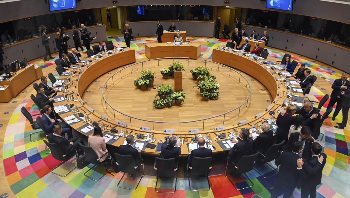 Na szczycie UE w sprawie budżetu na lata 2021-2027 na razie nie ma przełomu mimo prowadzonych przez całą noc konsultacji dwustronnych. Tzw. oszczędne państwa nie zmieniają swojego stanowiska.