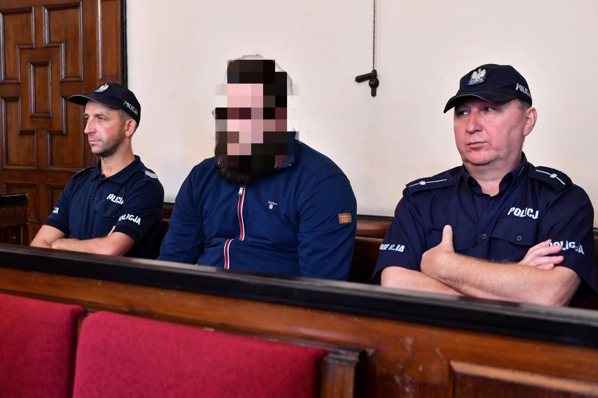 Rok więzienia w zawieszeniu na trzy lata – taki wyrok usłyszał Dariusz S. ochroniarz finału WOŚP w Gdańsku. Mężczyzna odpowiadał m.in. za składanie fałszywych zeznań. 
Przekazał policji, że zabójca prezydenta miasta Pawła Adamowicza wszedł na scenę dzięki plakietce z napisem "media". 