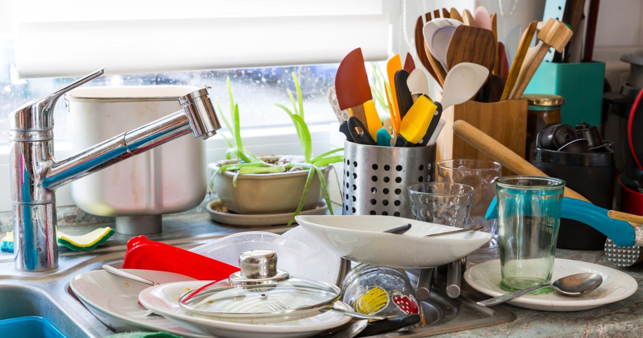 Zamiast wyrzucać do kosza, włóż do brudnych garnków. Cały osad i tłuszcz zniknie