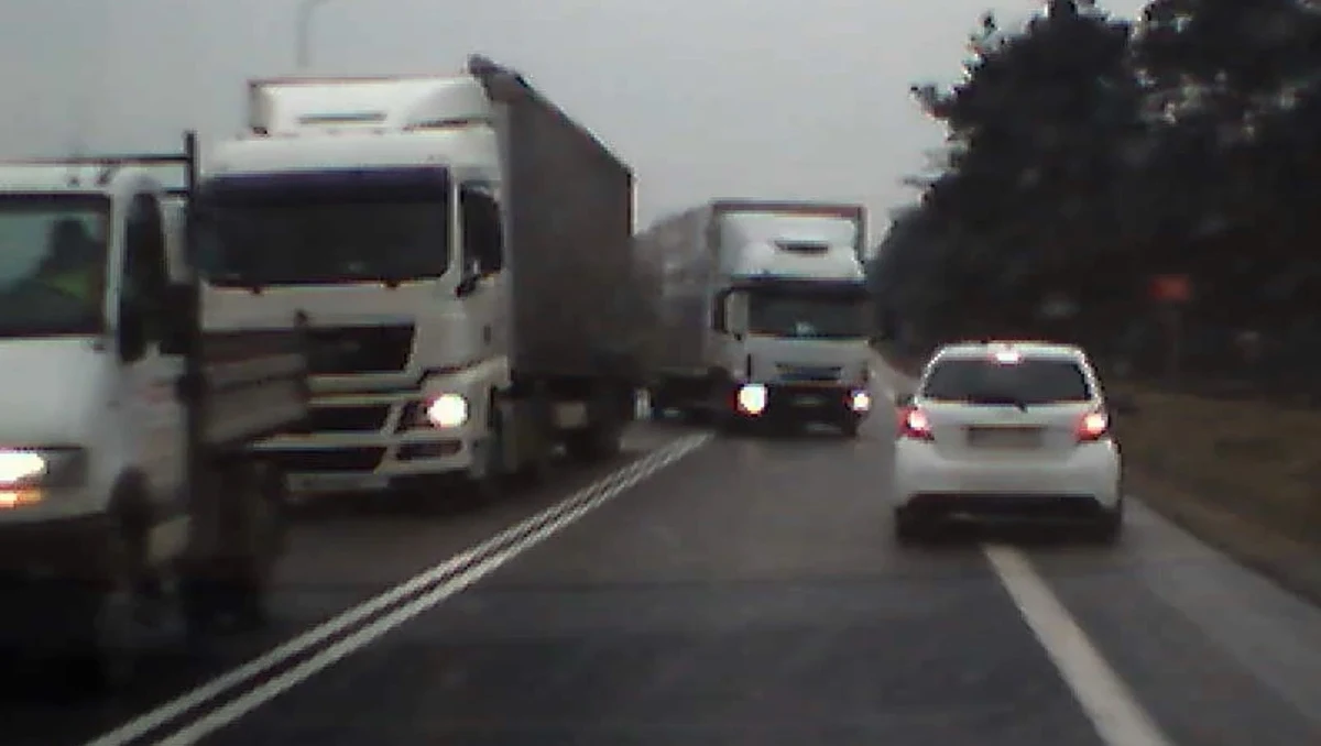 Do bardzo niebezpiecznej sytuacji doszło w Skorzowie w województwie świętokrzyskim na drodze krajowej nr 73. Kierowca ciężarówki zaczął wyprzedzać w niedozwolonym miejscu i jechał wprost na jadące z naprzeciwka samochody osobowe.