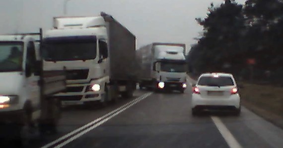 Do bardzo niebezpiecznej sytuacji doszło w Skorzowie w województwie świętokrzyskim na drodze krajowej nr 73. Kierowca ciężarówki zaczął wyprzedzać w niedozwolonym miejscu i jechał wprost na jadące z naprzeciwka samochody osobowe.