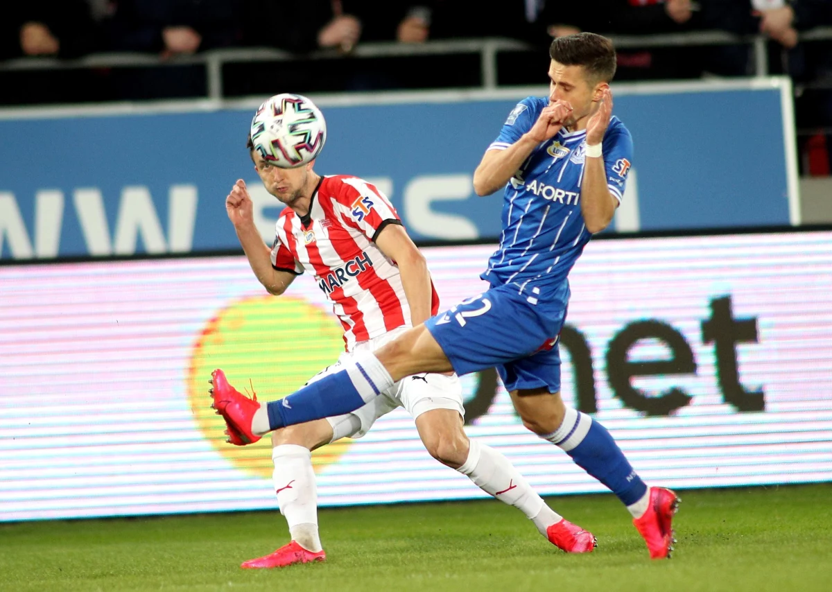 Od sezonu 2021/22 piłkarska Ekstraklasa liczyć będzie 18 drużyn - taką decyzję podjął właśnie zarząd Polskiego Związku Piłki Nożnej. Dzień wcześniej za powiększeniem ligi - w której obecnie rywalizuje 16 drużyn - opowiedziały się na spotkaniu z prezesem PZPN Zbigniewem Bońkiem kluby Ekstraklasy. Po rozszerzeniu każdy ekstraklasowy zespół rozegra w sezonie 34 mecze.