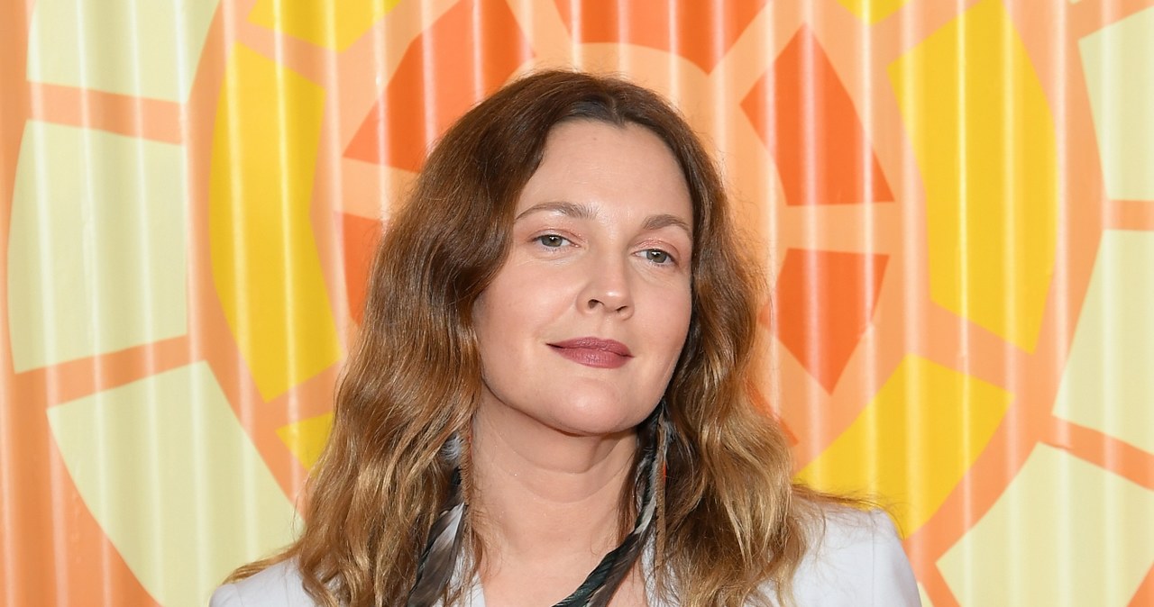 Drew Barrymore pochodzi z rodziny, która wydała na świat już kilka pokoleń aktorów. Jej pradziadkowie, dziadkowie i rodzice - wszyscy oni zajmowali się bądź zajmują tą profesją. Gdy więc - dokładnie 45 lat temu - urodziła się mała Drew, jasne było, że ona również "skazana" jest na występy przed kamerą.