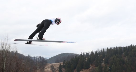 Kamil Stoch zajął szóste, Dawid Kubacki ósme, a Piotr Żyła dziewiąte miejsce w konkursie Pucharu Świata w skokach narciarskich w rumuńskim Rasnovie. Wygrał Niemiec Karl Geiger. Drugi był jego rodak Stephan Leyhe, a trzeci Austriak Stefan Kraft. 