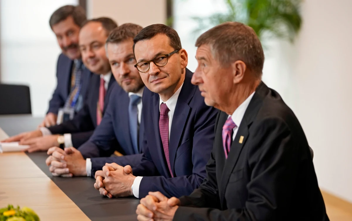 Jest nowa propozycja budżetu Unii Europejskiej. Na szczycie w Brukseli przedstawiono projekt, który jest wynikiem wielogodzinnych narad i spotkań z 27 przywódcami. Jak się dowiadują nasi wysłannicy do Brukseli Katarzyna Szymańska-Borginon i Michał Zieliński - to krok w stronę kilku najbogatszych krajów, które chcą mniej płacić na rozwój Polski i innych biedniejszych państw. Grupa "przyjaciół spójności" - do których należy Polska – jednogłośnie odrzuciła propozycję przedłożoną przez szefa Rady Europejskiej Charlesa Michela. W Brukseli już drugi dzień trwają targi o nowy 7-letni plan dochodów i wydatków Unii Europejskiej.