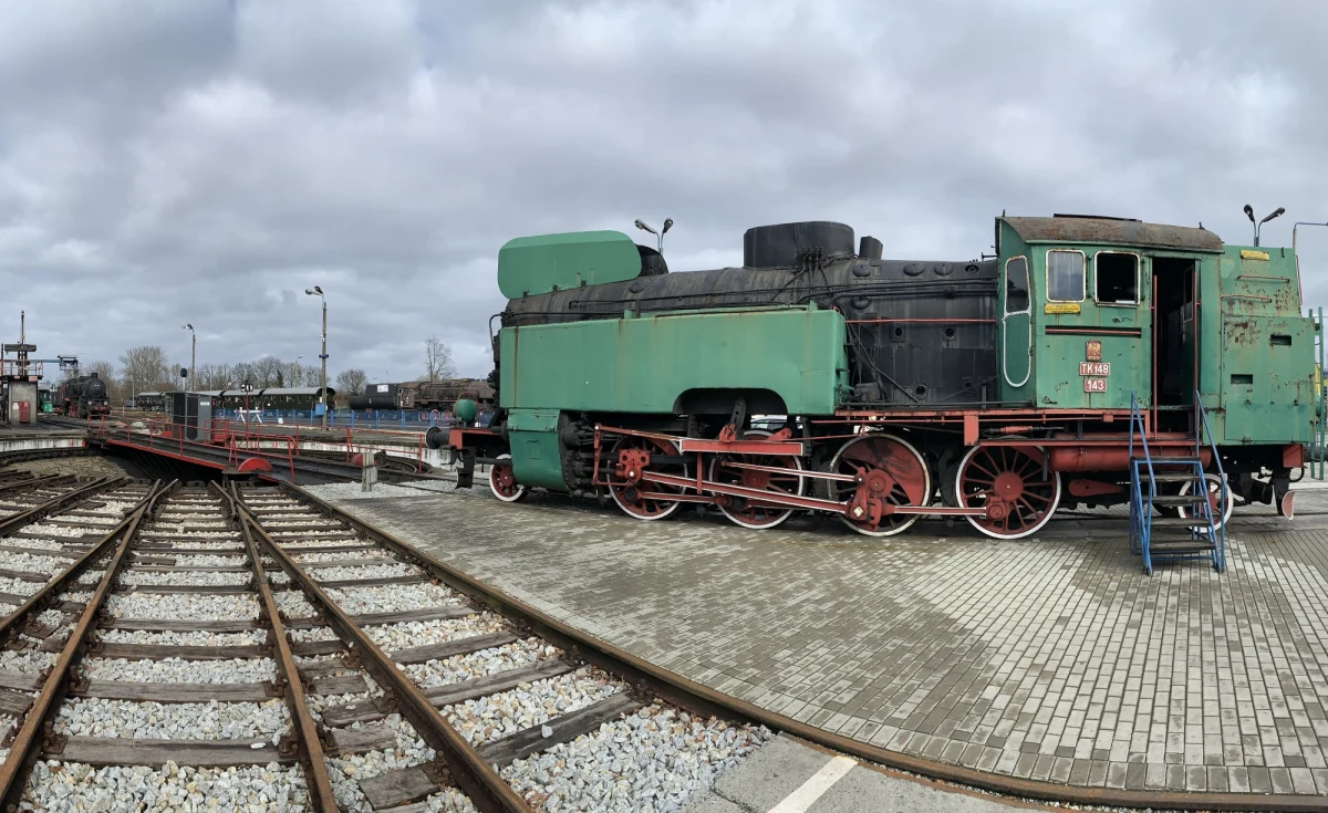 Podróż między Wolsztynem a Lesznem w Wielkopolsce to od kilku dni w pewnym sensie podróż w czasie. Pasażerów na tej trasie wożą zabytkowe wagony, ciągnięte przez parowóz. To jednocześnie wyjście awaryjne, by zachować ciągłość połączeń i spora niespodzianka dla miłośników historycznego taboru. Szynobusy, które kursowały w tej części regionu na co dzień, trafiły do serwisu po serii zderzeń z samochodami na przejazdach kolejowo-drogowych. 