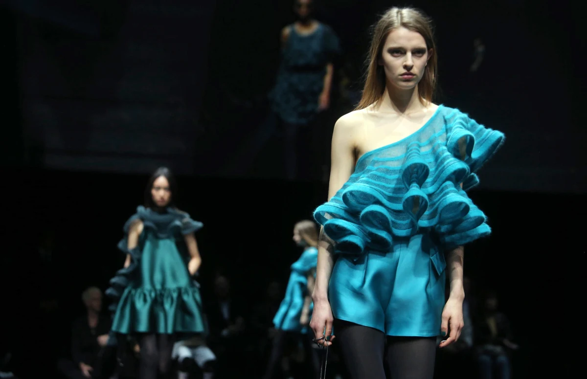 Jeden z najsłynniejszych stylistów na świecie , Giorgio Armani potępił wykorzystywanie zdjęć półnagich kobiet w reklamach mody. „To forma gwałtu, to niegodne”- ocenił. Jego zdaniem winni są temu także sami projektanci.