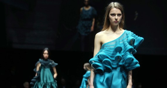 Jeden z najsłynniejszych stylistów na świecie , Giorgio Armani potępił wykorzystywanie zdjęć półnagich kobiet w reklamach mody. „To forma gwałtu, to niegodne”- ocenił. Jego zdaniem winni są temu także sami projektanci.