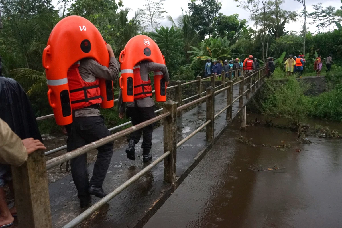 Tragedia w prowincji Yogyakarta na Jawie w Indonezji. Fala powodziowa porwała uczestników szkolnej wycieczki. Zginęło ośmioro uczniów. 