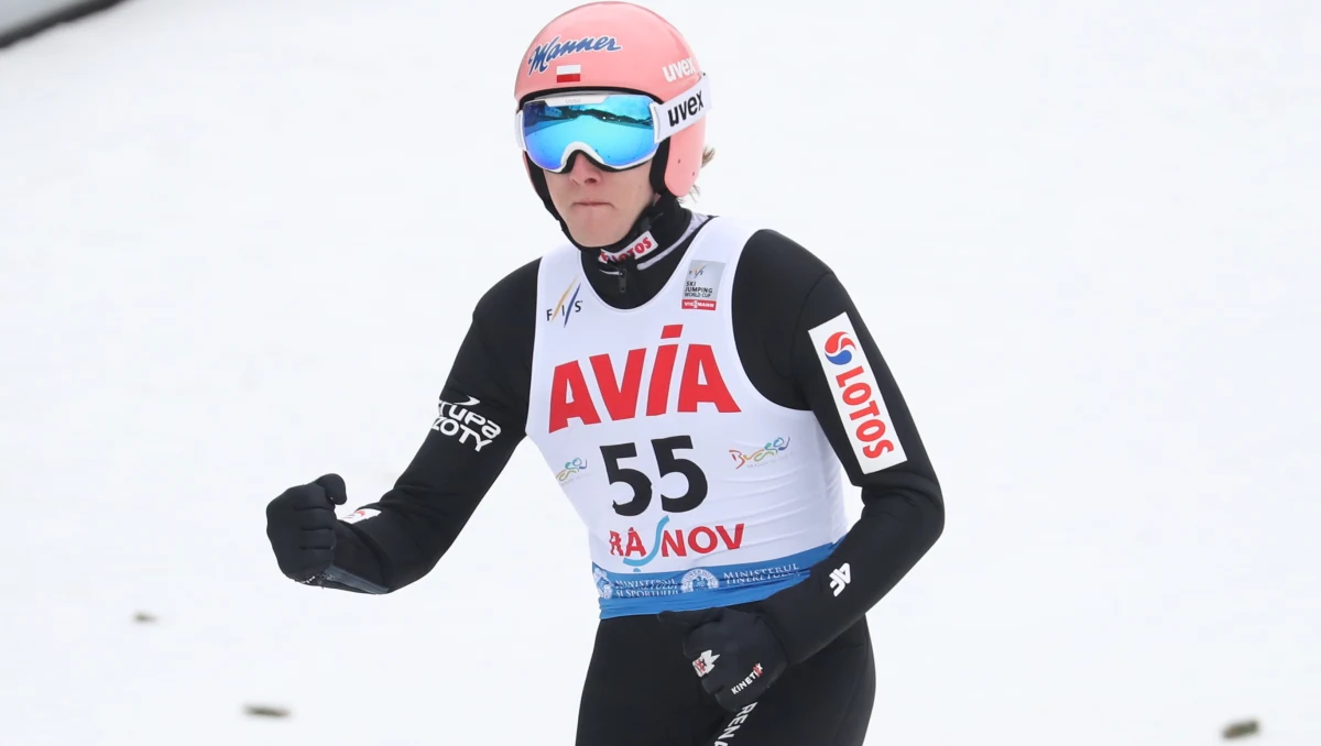 Dawid Kubacki zajął czwarte, a Kamil Stoch dziewiąte miejsce w sobotnim konkursie Pucharu Świata w skokach narciarskich w rumuńskim Rasnovie. Zwyciężył prowadzący po pierwszej serii Austriak Stefan Kraft. Kubacki awansował na trzecie miejsce w klasyfikacji PŚ.