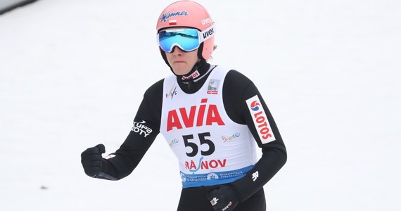 Dawid Kubacki zajął czwarte, a Kamil Stoch dziewiąte miejsce w sobotnim konkursie Pucharu Świata w skokach narciarskich w rumuńskim Rasnovie. Zwyciężył prowadzący po pierwszej serii Austriak Stefan Kraft. Kubacki awansował na trzecie miejsce w klasyfikacji PŚ.