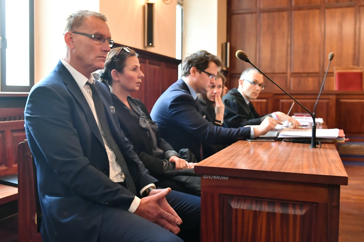 "Ten proces przykrył prawdę o śmierci mojego syna, nie wykazując mechanizmu przyczynowo-skutkowego, który doprowadził do śmierci Igora" - stwierdził w wywiadzie dla Onetu Maciej Stachowiak - ojciec zmarłego w 2016 roku Igora Stachowiaka. "Jestem przekonany, że gdyby Igor nie spotkał w tym dniu policjantów na swojej drodze, to był żył" - dodał. "Czekamy na rozwój wydarzeń i pisemne uzasadnienie wyroku. Prawdopodobnie będziemy jednak wychodzić z tą sprawą poza Polskę i skierujemy skargę do Trybunału Praw Człowieka w Strasburgu" - zapowiedział.