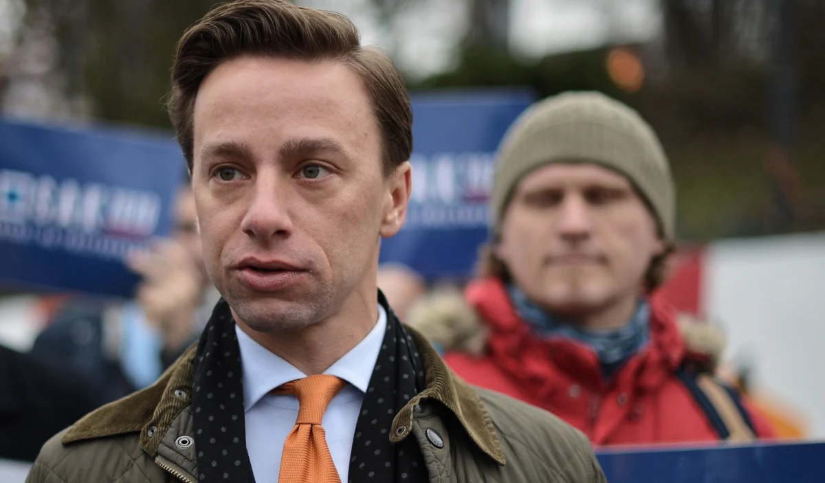 "Moim zdaniem postawa rządu powinna być bardzo twarda i negatywnie oceniam fakt, że premier Morawiecki pojechał tam i zaproponował trzy nowe ogólnoeuropejskie podatki. W tej swojej postawie przelicytował nawet Donalda Tuska, jeżeli chodzi o prounijność" - tak kandydat na prezydenta Krzysztof Bosak skomentował w Łomży negocjacje ws. nowego budżetu Unii Europejskiej. "Druga sprawa, na którą warto zwrócić uwagę w kontekście szczytu unijnego to fakt, że premier Morawiecki nie odrzucił zdecydowanie tej zasady: środki za praworządność. Powiedział, że jest otwarty na rozmowy i że będą negocjować. W naszej ocenie nie powinno być na ten temat żadnej dyskusji. Nikt z zagranicy nie może nam dyktować co to jest praworządność" - podkreślił kandydat Konfederacji. 