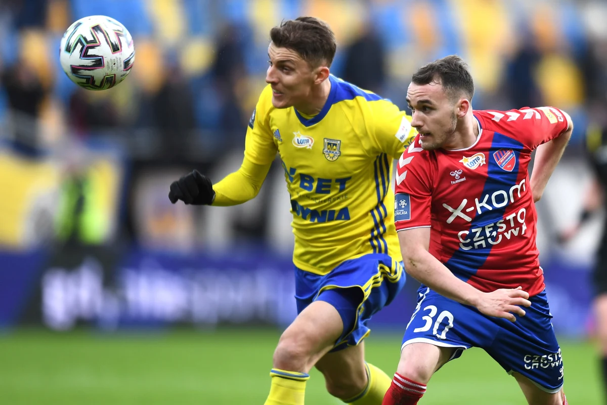 Arka Gdynia pokonała na własnym stadionie Raków Częstochowa 3:2 (0:2). Gospodarze zdobyli dwie bramki w końcówce, a strzelcem decydującego gola był w drugiej minucie doliczonego czasu Serb Nemanja Mihajlovic.