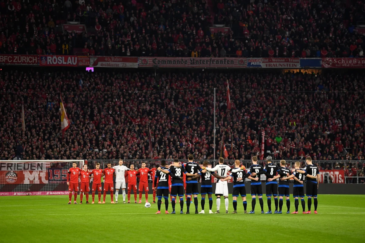 Tragedia podczas meczu FC Bayern z SC Paderborn. Jak poinformował dziś klub z Monachium, w czasie wczorajszego spotkania na Allianz Arena na stadionie zasłabła 14-miesięczna dziewczynka. Dziecko zmarło w szpitalu.