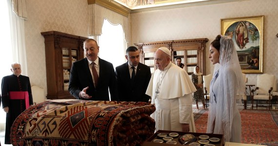 Prezydent Azerbejdżanu podarował papieżowi tradycyjny dywan
