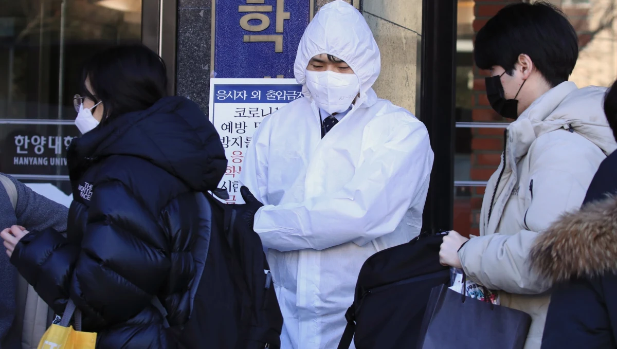 Liczba ofiar śmiertelnych koronawirusa w Chinach kontynentalnych wzrosła do 2442 - poinformowała w niedzielę chińska Narodowa Komisja Zdrowia. W ostatnich 24 godzinach bilans ten zwiększył się o 97 osób.