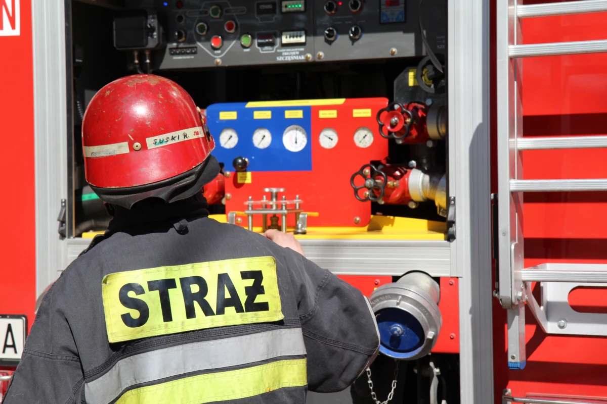 Trzy osoby, w tym dwoje dzieci, trafiło do szpitala na skutek nocnego pożaru w domu wielorodzinnym w Zabrzu. Z budynku na czas akcji ewakuowano 20 osób – podała straż pożarna.