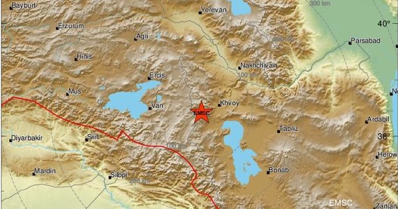 Siedem osób, w tym troje dzieci, zginęło w trzęsieniu ziemi, które nawiedziło region na granicy Turcji z Iranem – poinformował turecki minister spraw wewnętrznych Suleyman Soylu.