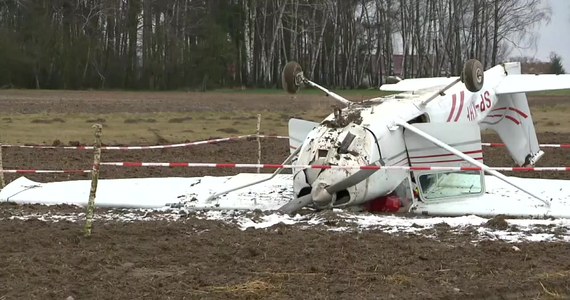Wypadek małego samolotu na prywatnym lotnisku pod Płońskiem na Mazowszu. Jedna osoba trafiła do szpitala, trwają oględziny miejsca zdarzenia.