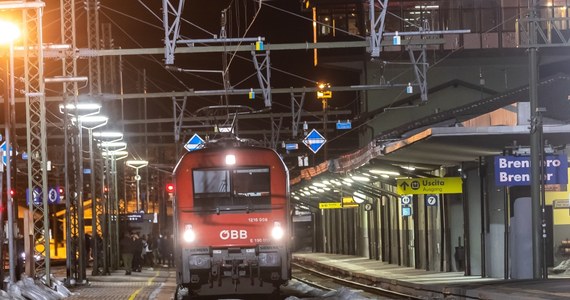 Władze Austrii zezwoliły na kontynuację podróży pasażerom dwóch pociągów, które zostały zatrzymane w niedzielę na przejściu granicznym w przełęczy Brenner. Obawiano się, że pasażerowie są zarażeni koronawirusem. 