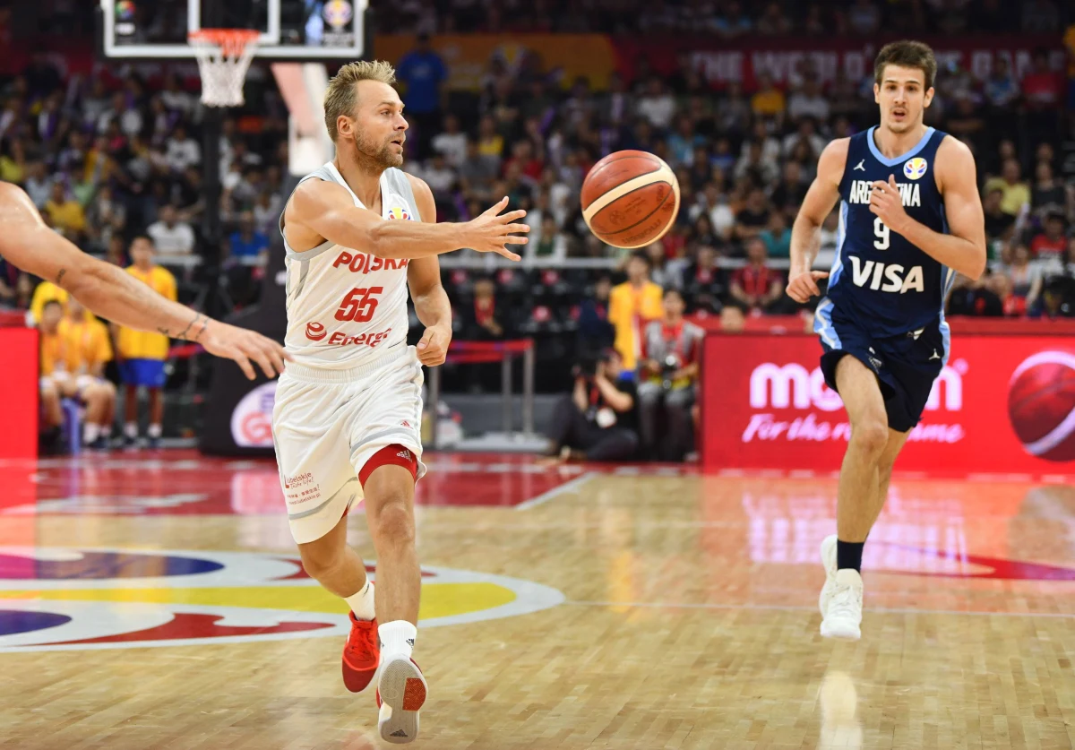 "Chciałem, żebyśmy pokazali charakter i dumę, złość sportową po meczu z Izraelem, z którym poszło nam słabiej. Udało się" - tak kapitan koszykarskiej reprezentacji Polski Łukasz Koszarek podsumował zwycięstwo biało-czerwonych nad Hiszpanami 80:69 w 2. kolejce eliminacji mistrzostw Europy 2021. Było to pierwsza w historii wygrana polskiej drużyny narodowej z aktualnym mistrzem świata.