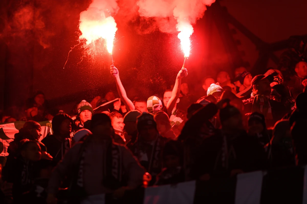 Lech Poznań okazał się na boisku wyraźnie lepszy od Lechii Gdańsk i wygrał niedzielny mecz 2:0. Gdańszczanie przez 40 minut musieli radzić sobie w osłabieniu, lecz mimo to byli bliscy wywiezienia jednego punktu z Poznania. Bramki stracili w samej końcówce. W drugiej połowie mecz został przerwany po tym, jak z trybun zajmowanych przez kibiców gości na murawę poleciały odpalone race.
